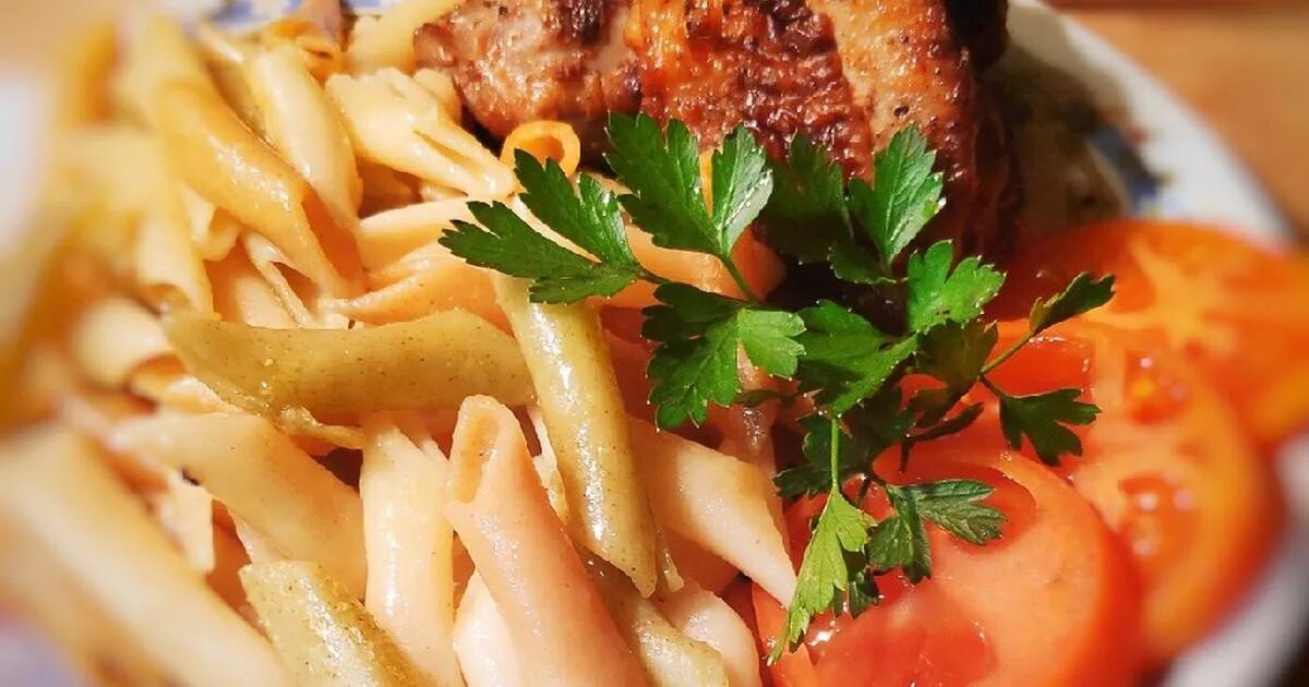 Приготовление курицы макароны. Голень куриная с макаронами. макароны с куриными ножками. спагетти с куриными голенями. курочка ножки с макаронами.