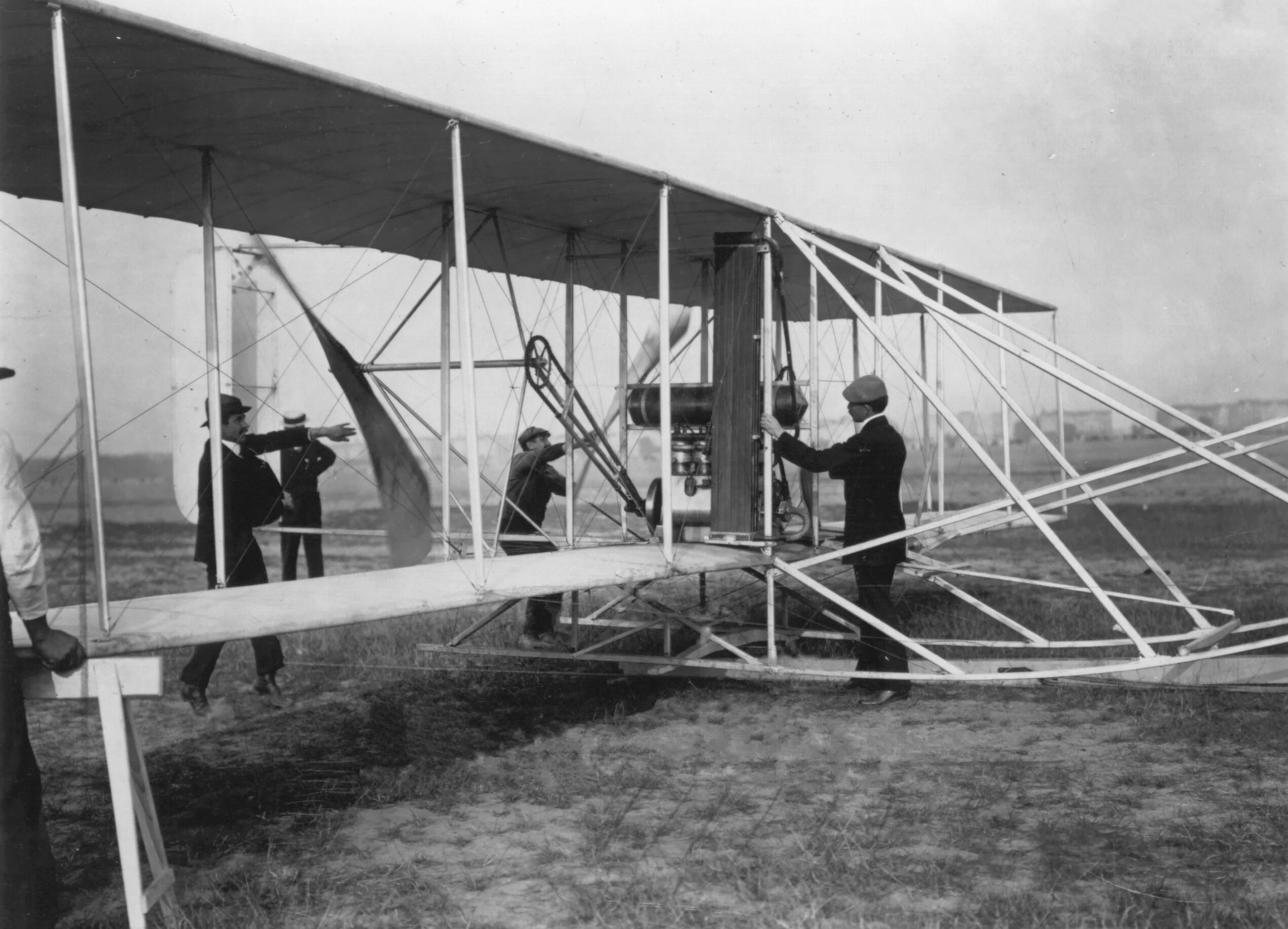 Первые самолеты видео. Первый полет братьев Райт 1903. Братья Райт первый самолет. Флайер братьев Райт. Флайер 1 братьев Райт.