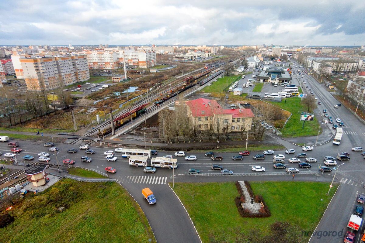 Воробейка Великий Новгород. Дорога ул. Нехинская Великий Новгород. Движение в Великом Новгороде. ЖД переезд на Нехинской Великий Новгород.