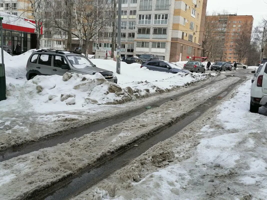 Ничего не чищено. Снег во дворе. Сугробы во дворе. Колея зимой во дворах. Колея во дворе зимой во дворе.