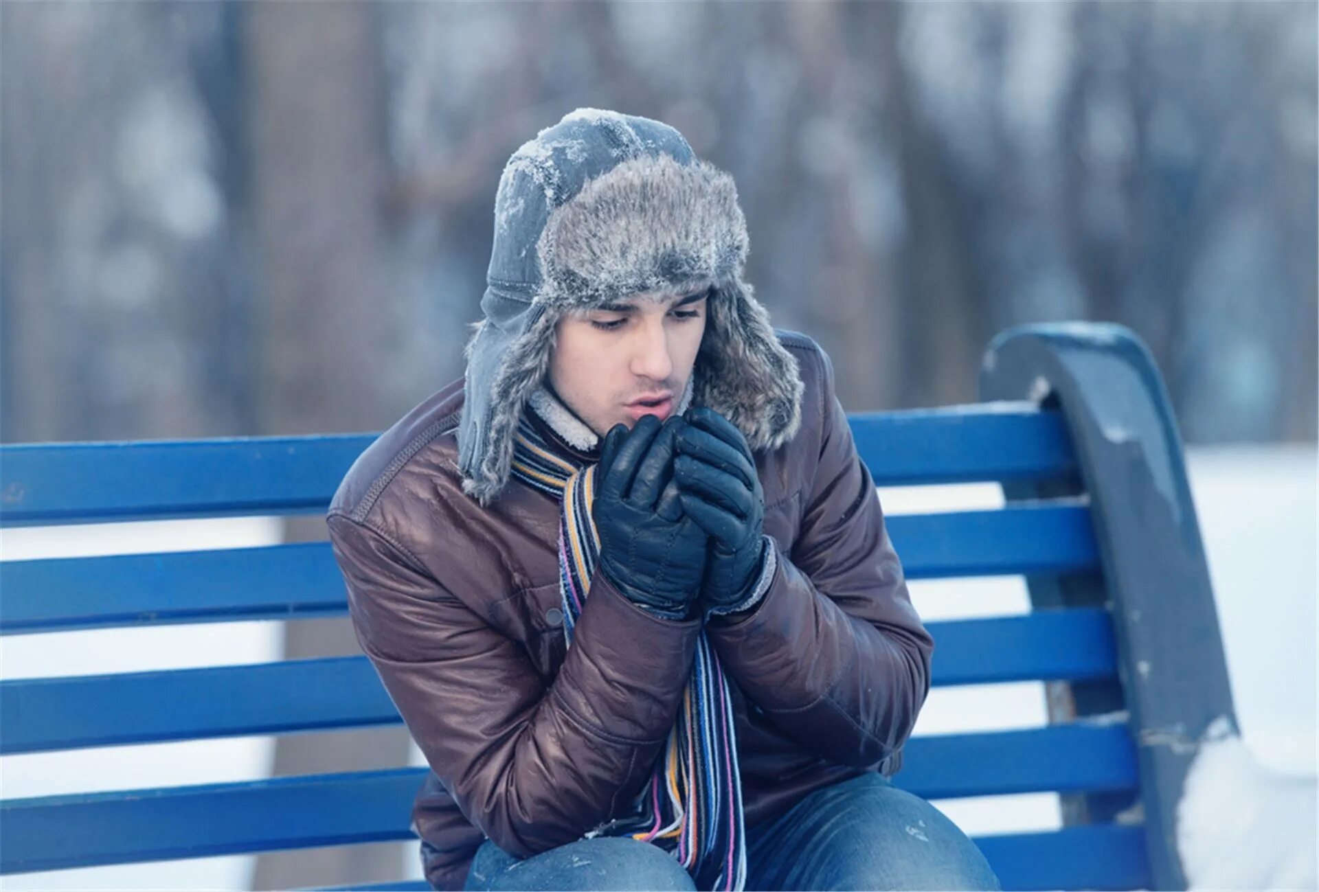 Russia winters are cold. Мужчина в шапке. Мужчина зимой. Красивый парень в шапке. Холодно.