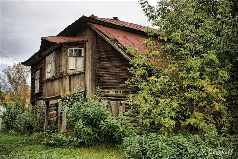 Домик на самой окраине песня. Старый дом. Старый дом на окраине. Заброшенный дом в деревне. Старинные деревянные дома.