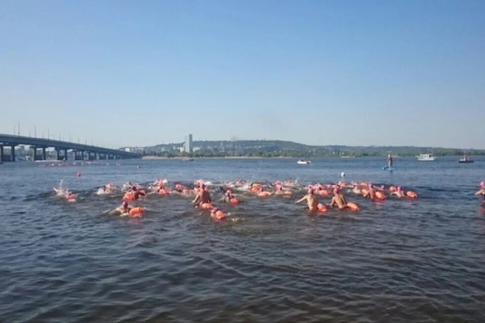 Вода в волге волгоград сегодня. Переплыть Волгу в Волгограде. Переплыть Волгу. Переплыви Волгу. Река здоровья.