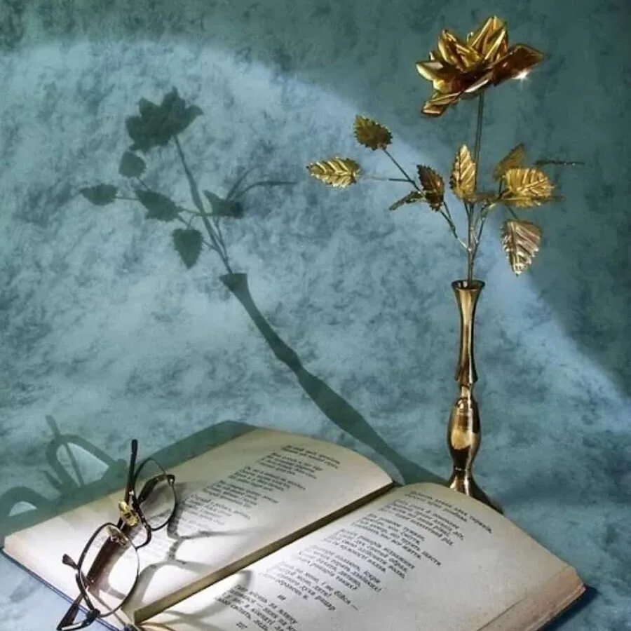 настроение писать стихи. книга с пером. старая бумага с пером. рукопись и перо. написание стихов.