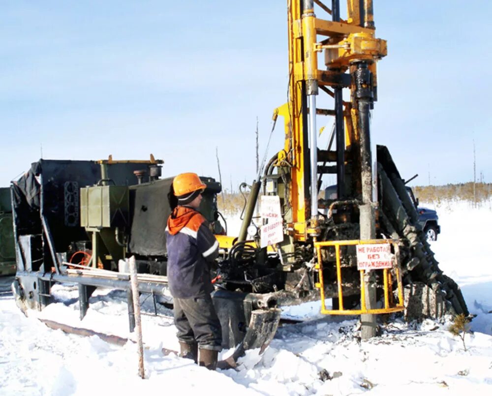 бурение взрывных скважин на карьерах. буровая для бвр. взрыв грунта. взрывное бурение. взрывная скважина.
