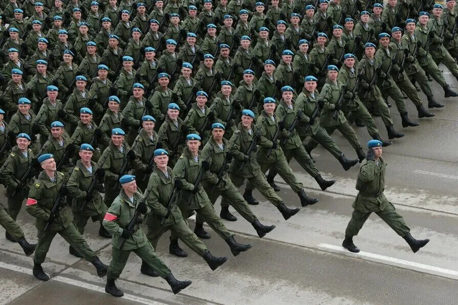 В строю у него на. Форма ракетных войск и артиллерии. В строю у него на. Солдаты на параде. Войска на параде.