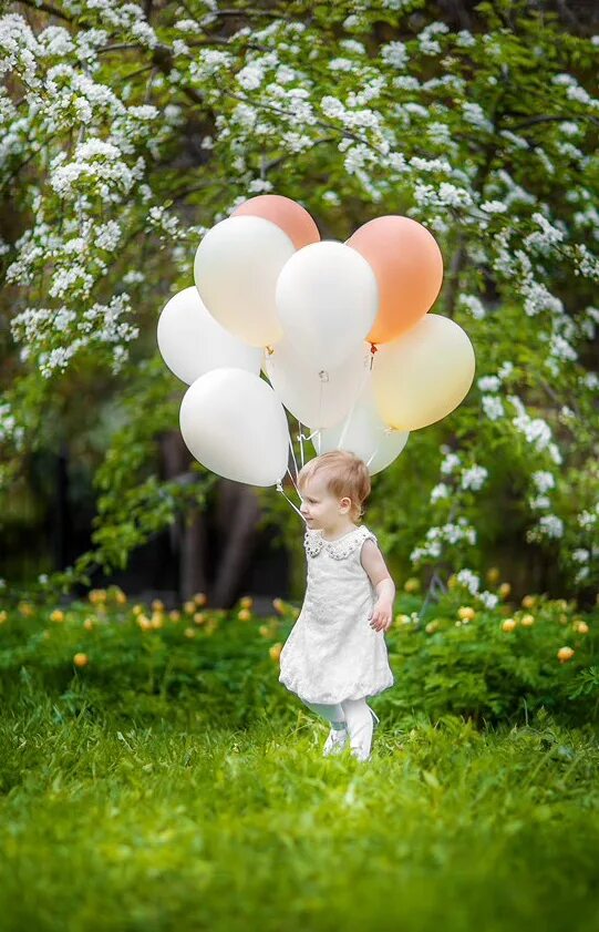 Воздушные шары весной. Фотосессия ребенка с шарами. Фотосессия с воздушными шарами. Фотосессия с воздушными шарами на природе. Идеи для фотосессии с шарами.
