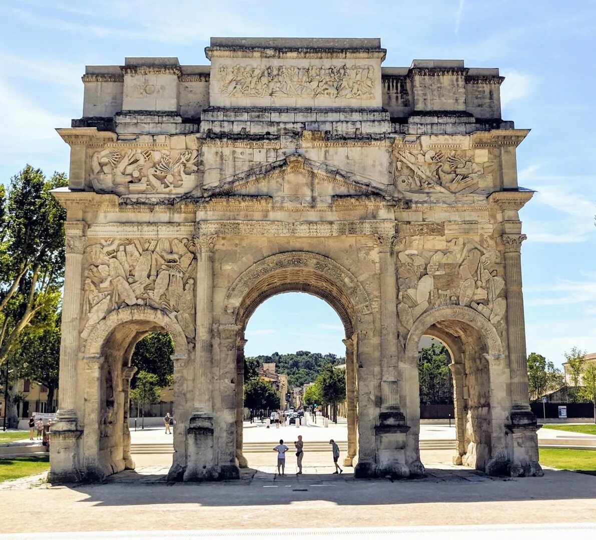Арка н. Триумфальная арка оранж во Франции. Триумфальная арка в оранже Франция. Триумфальная арка Тиберия. Араузио (оранж). Триумфальная арка эпохи августа.
