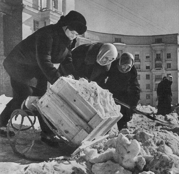 Голод в петербурге. Ленинград город блокада. Блокада Ленинграда расчистка города. Голод в блокадном Ленинграде.