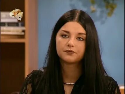 Kichkina qiz katta xorozdan qichqiradi