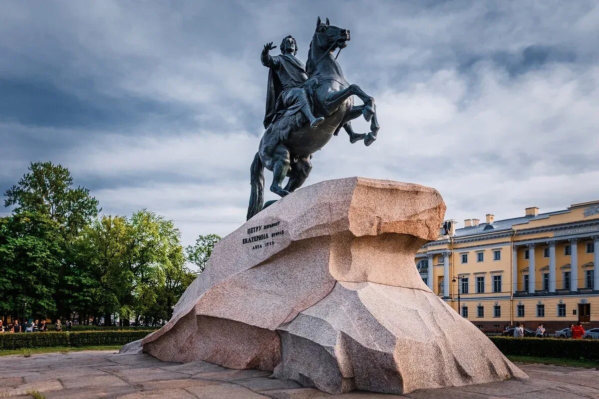 Чем наиболее известен санкт петербург. Медный всадник, Санкт-Петербург, Сенатская площадь. Медный всадник памятник Петру 1. Памятник Петру i медный всадник. Статуя Петра 1 в Санкт-Петербурге.