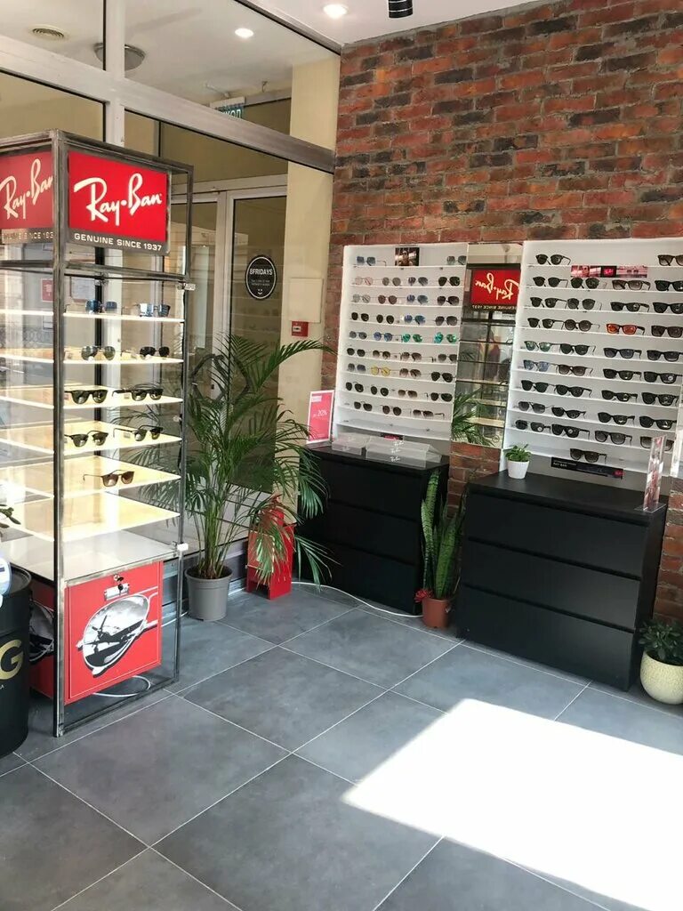 Магазин питершоп. Ray ban магазин. Магазин очков солнцезащитные. Москва ул первомайская д. Магазин ray ban в москве витрины.