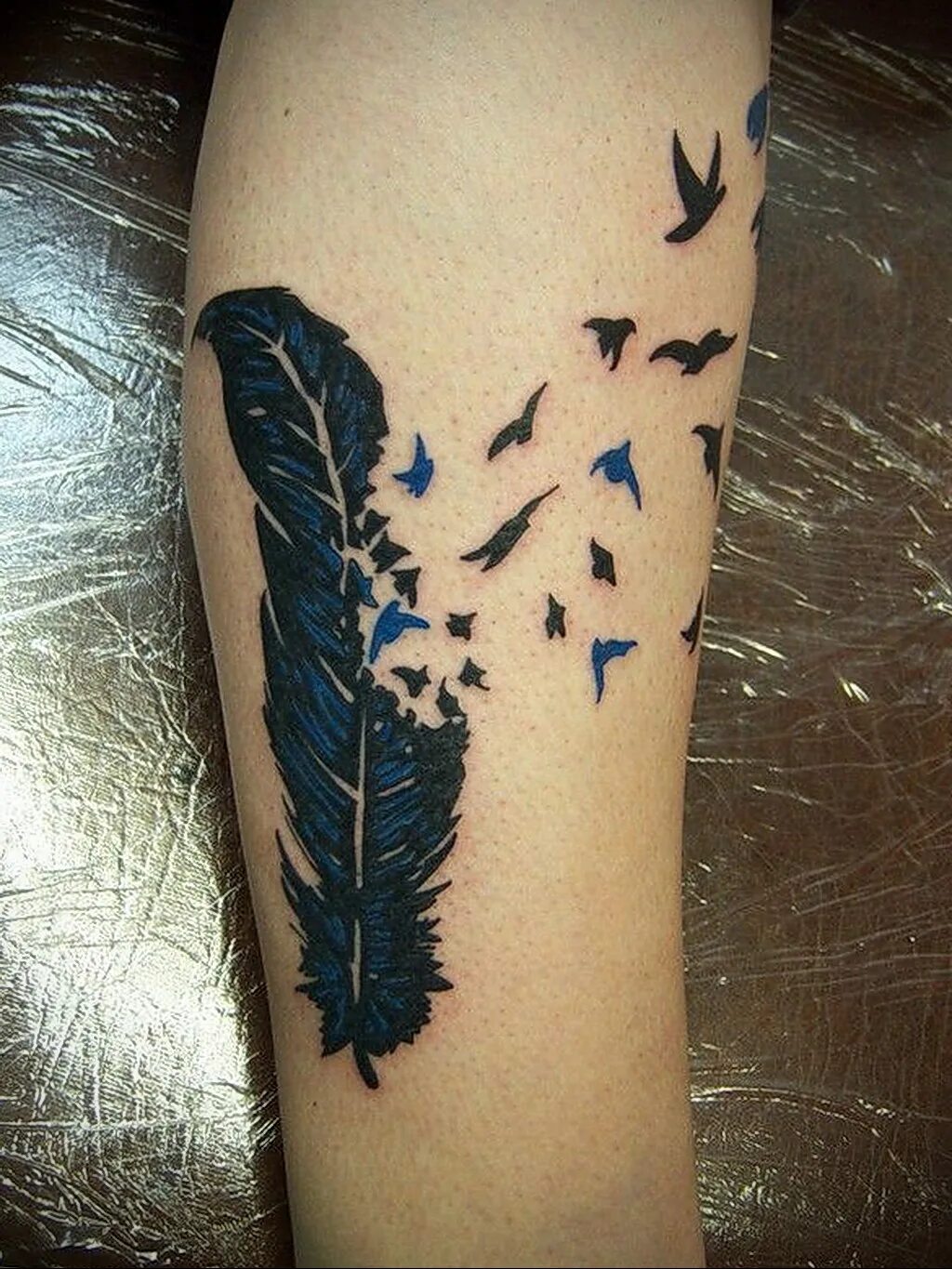 тату перо с птицами. тату перо с птицами. тату перо с ласточками. тату перо птицы на руке. тату для девушек перо с птицами.