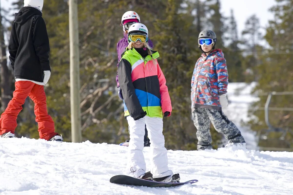 Горнолыжный костюм какой. Одежда для сноубордистов. Сноубордический костюм. Экипировка для сноубординга. Одежда для катания на лыжах.