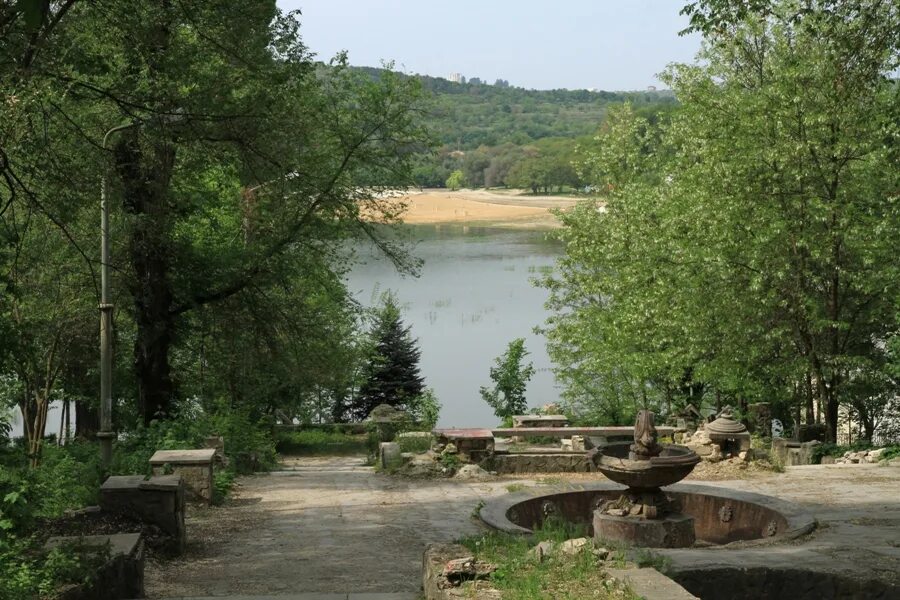 Парки кишинева. Парк Valea Morilor Кишинев. Комсомольский парк в Молдове. Озеро Морилор Кишинев.