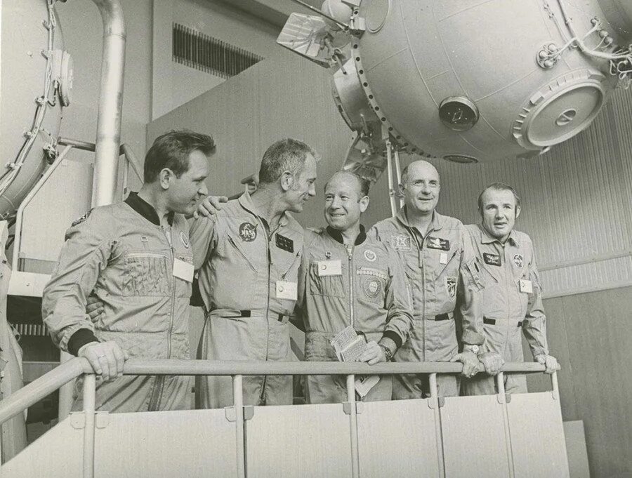 Первые американские космические полеты. Экипаж Союз-Аполлон 1975. Советско американский полет Союз Аполлон. Кубасов Союз-Аполлон.