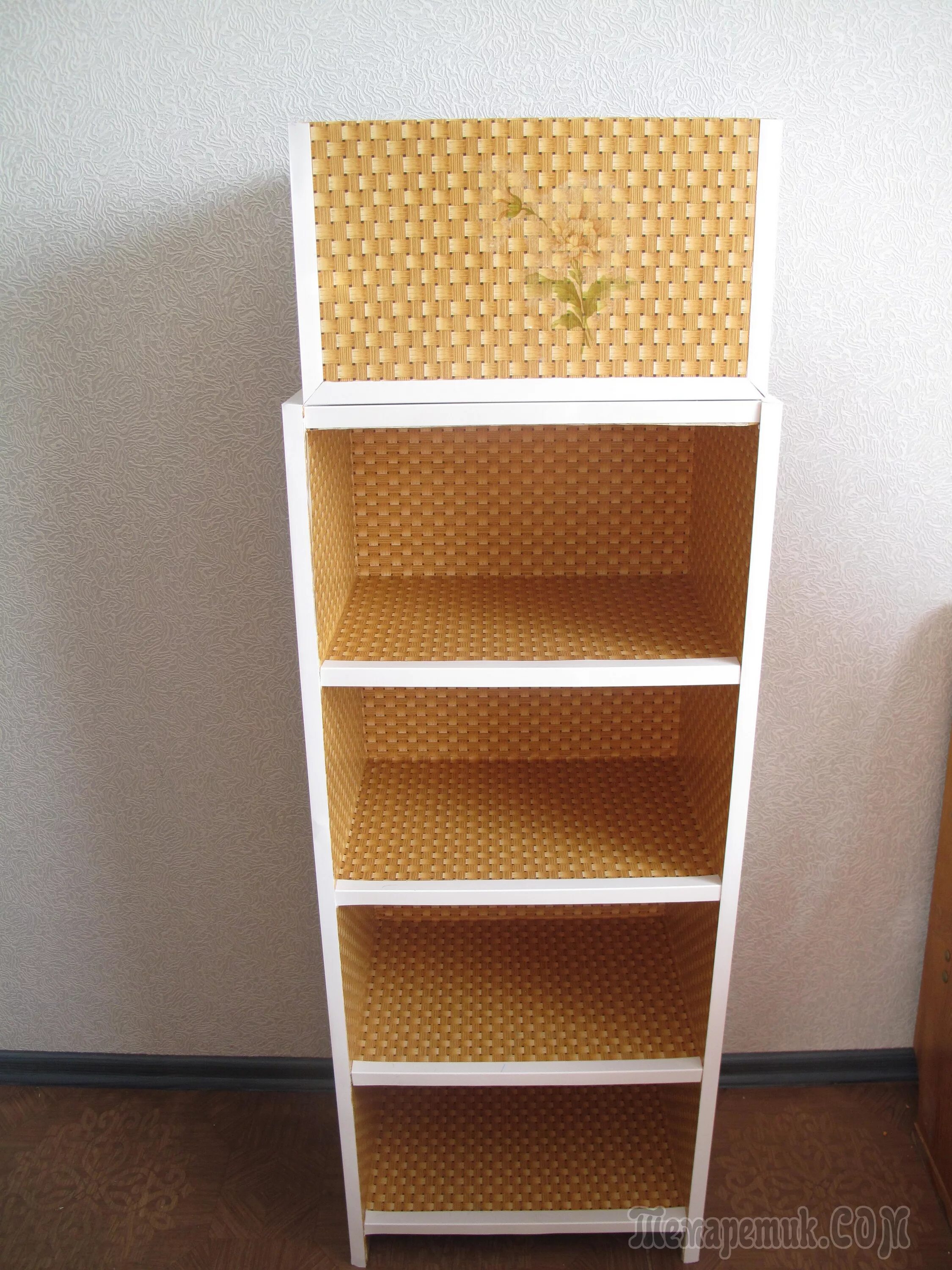 лестница из остатков обоев. ящик из стеновых панелей. необычный декор комодов. деревянное панно на стену. поделки из пластиковых панелей.