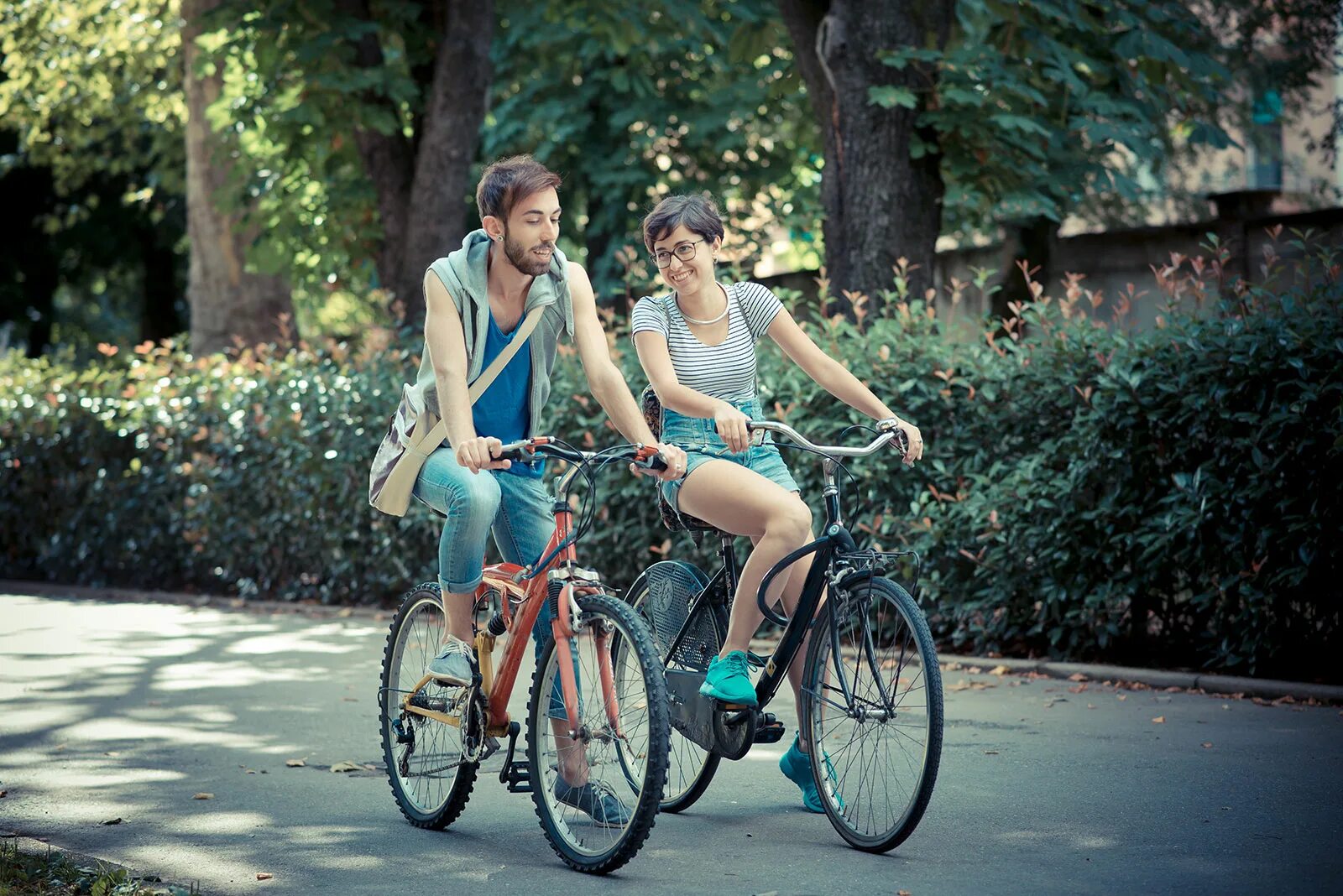 Women ride men. Юность фото пара людей на велосипеде. Man and woman riding Bicycle. Friend couple.