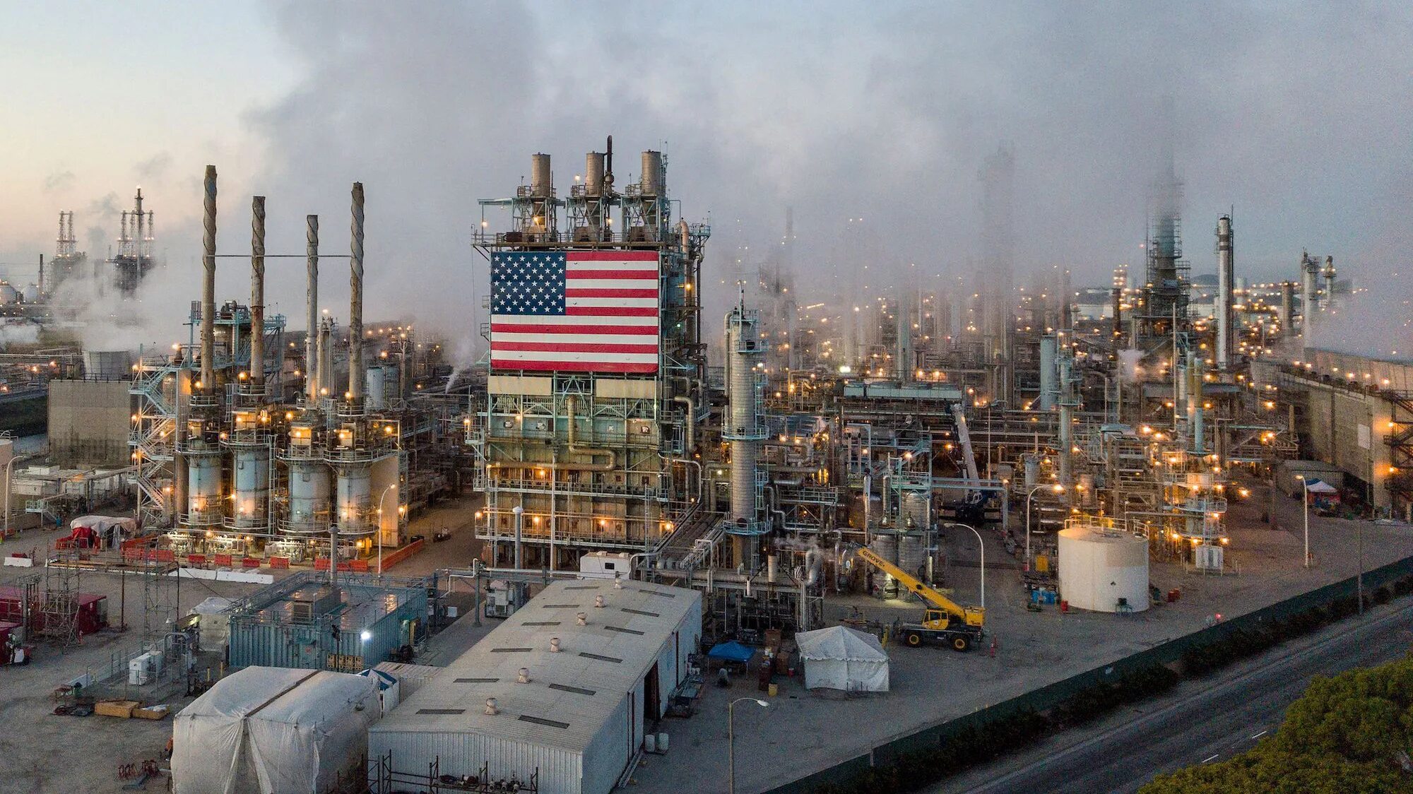 Промышленность стран северной америки. Нефтеперегонные заводы США. Нефтеперерабатывающий завод. Нефть США. Промышленность фото.