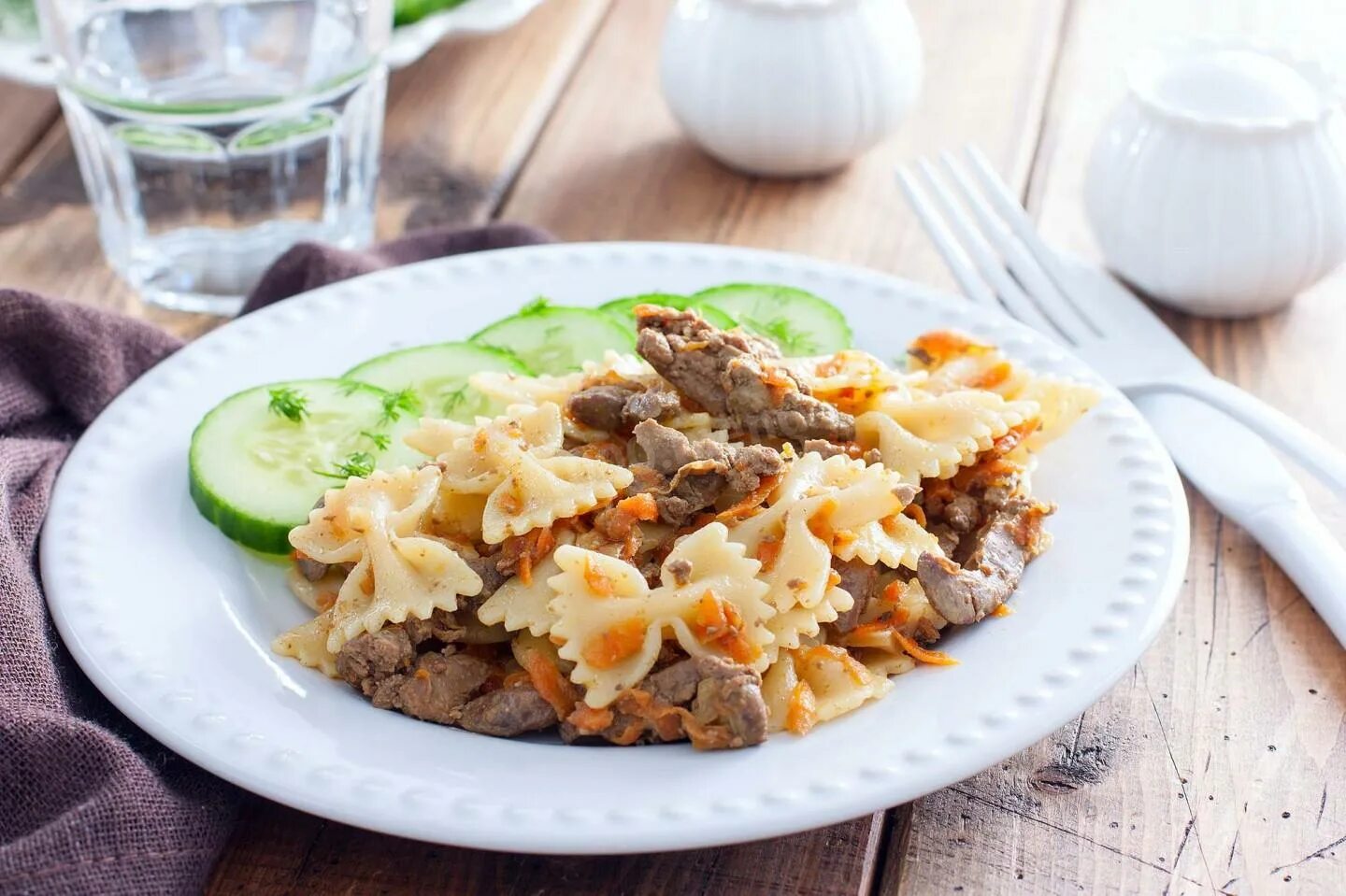 Лапша с печенью. Макароны с печенью. печень с макаронами. макароны с печенью куриной. макароны с печенкой куриной.