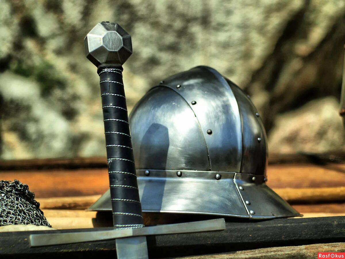 шлем хурина. рыцарские доспехи для детей. шлем нуменорца толкин. доспехи кольчуга крестоносец. рыцарский шлем и меч.