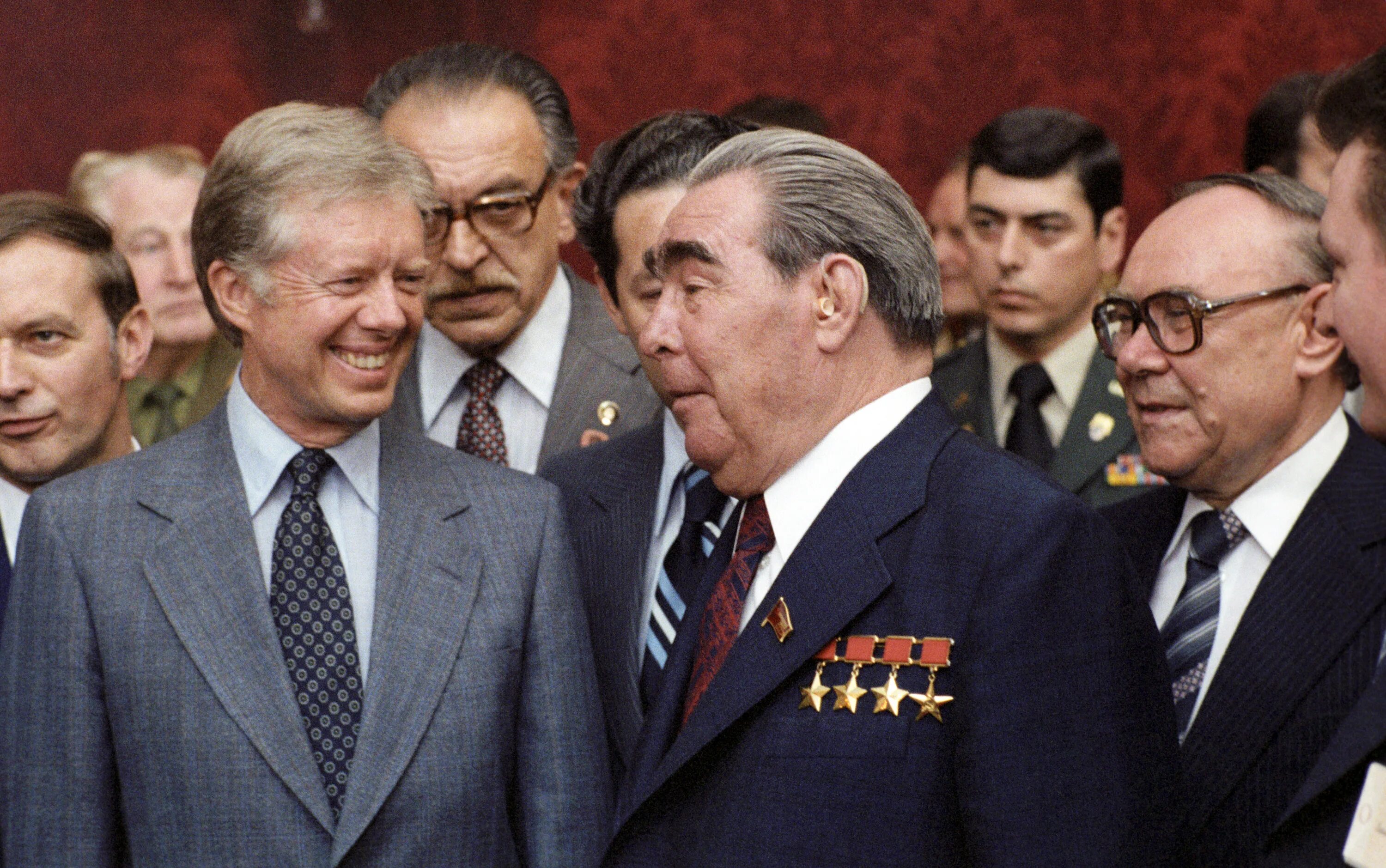 Джимми Картер и Брежнев. Брежнев и Картер подписание осв 2. Сколько брежнев был генсеком