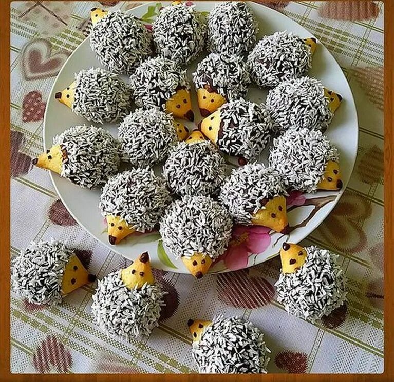 Шоколадное печенье ежики. Выпечка ежики. Пирожное картошка ежик. Ёжики из песочного теста. Песочное печенье с ежиком.