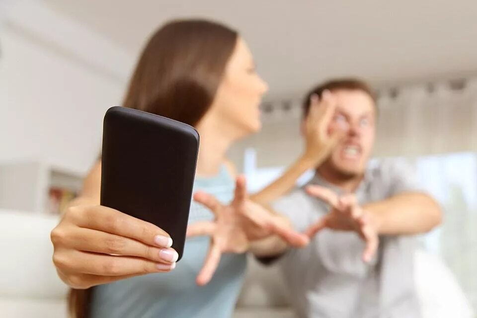 Следит в соц сетях