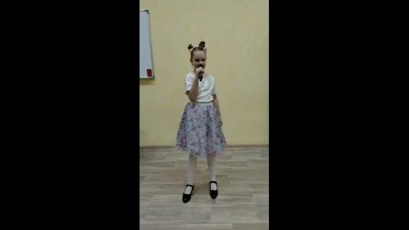 Украшение на новый год олени поют. Рисунок к песне лесной олень. Поющие олени. Олень поет песню. Смешной новогодний олень.