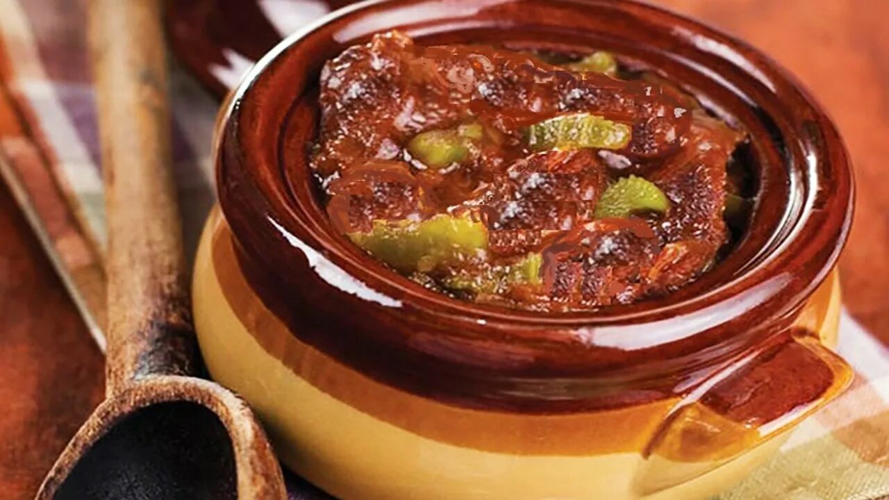 печень с картошкой в горшочках в духовке. печенка в горшочке в духовке. печень в горшочках. печень в глиняном горшочке. печень тушеная в горшочке.