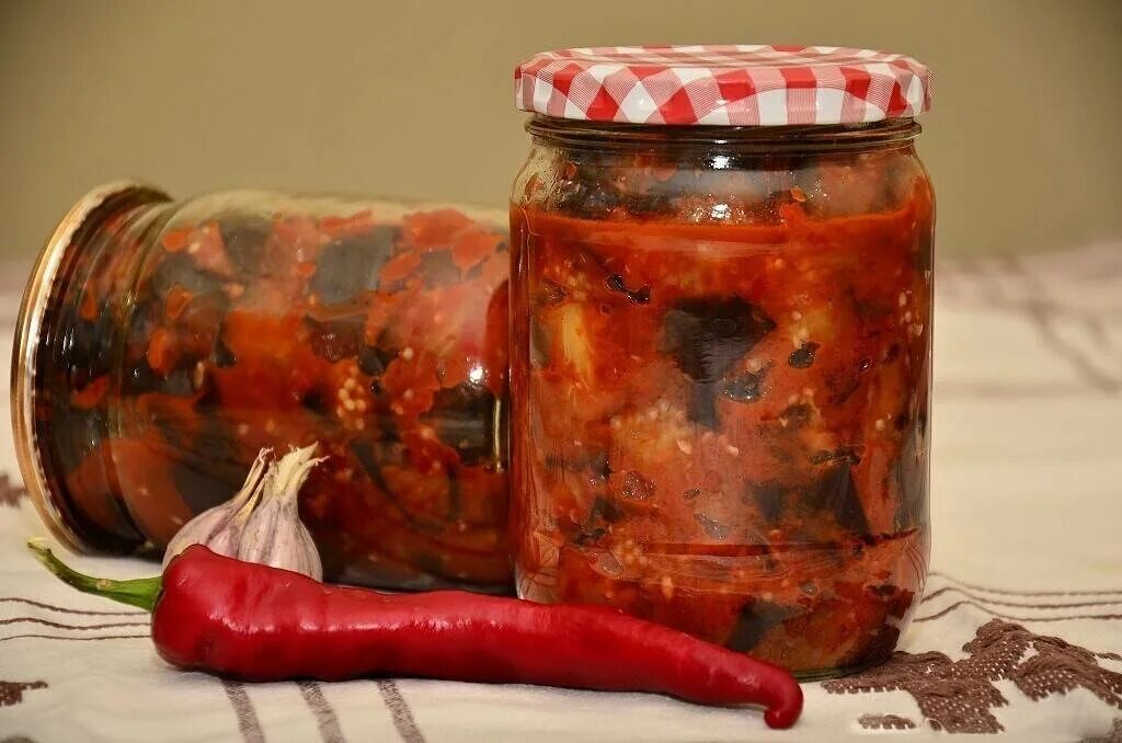 Баклажаны на зиму по грузински рецепты кружочками. Баклажаны по-грузински острые. баклажаны по-грузински на зиму. баклажаны по грузински с помидорами. заготовка баклажан на зиму.