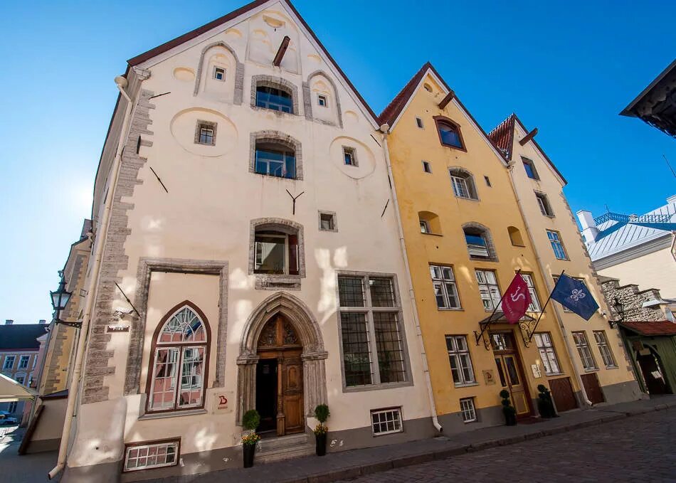 отель три сестры таллин. дом три сестры. три сестры в таллинне. три сестры здания. дом три сестры в таллине.