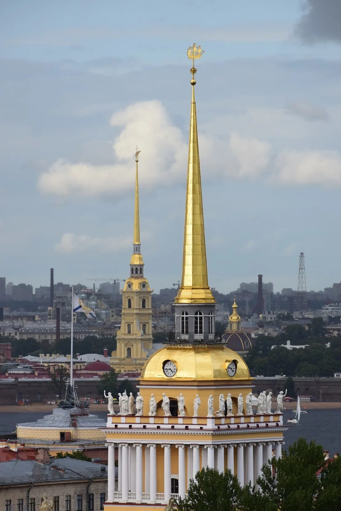 Шпиль в петербурге. Шпиль Адмиралтейства и Исакиевский в Санкт-Петербурге. Шпиль Исаакиевского собора Питер.