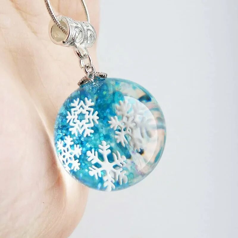 Амулеты из эпоксидной смолы. Новогодние игрушки из эпоксибнойсмолы. Эпоксидная смола. Елочные игрушки эпоксидная смола. Эпоксидная смола зимой.