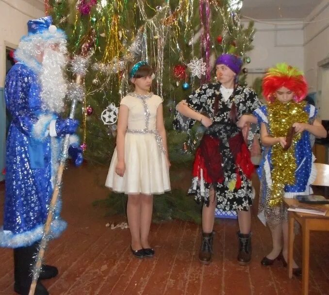 баба яга на корпоративе в новый год. баба яга на корпоративе в новый год. современная баба яга на утреннике в детском саду. сценка на новый год с бабой ягой. баба яга на корпоративе в новый год.