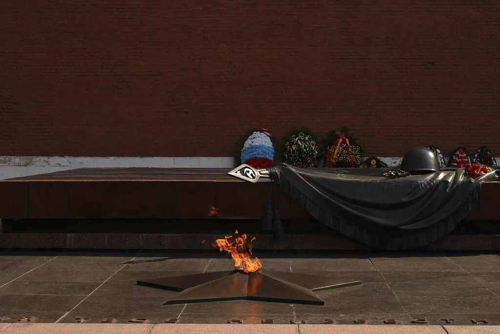 Почему мемориал могила неизвестного солдата имеет важнейшее. Могила неизвестного солдата у кремлевской стены в Москве. Мемориал вечный огонь в Москве. Мемориал вечный огонь могила неизвестного солдата в Москве. Мемориал неизвестного солдата у кремлевской стены в Москве.