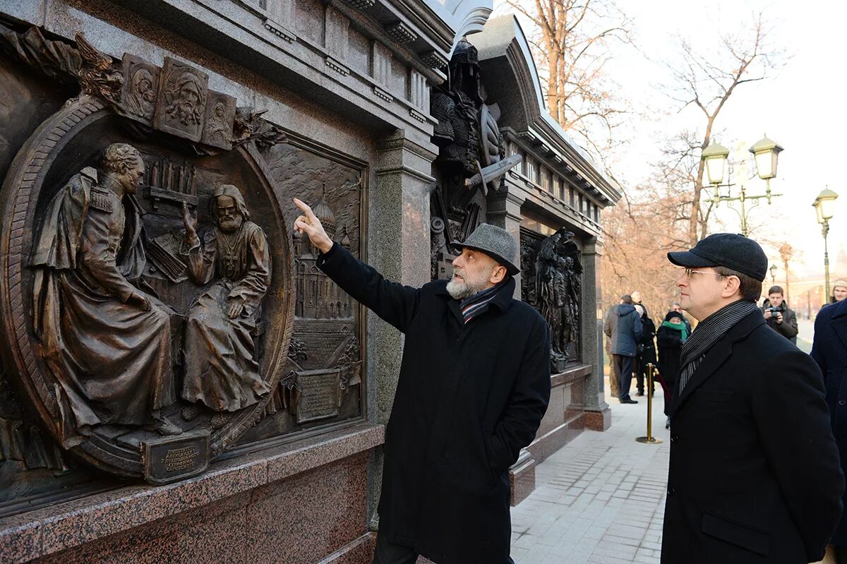 Памятник александру первому. Александровский сад Москва памятник Александру 1. Памятник Александру в Александровском саду. Памятник императору Александру 1. Памятник Александру i в Александровском саду Кремля.