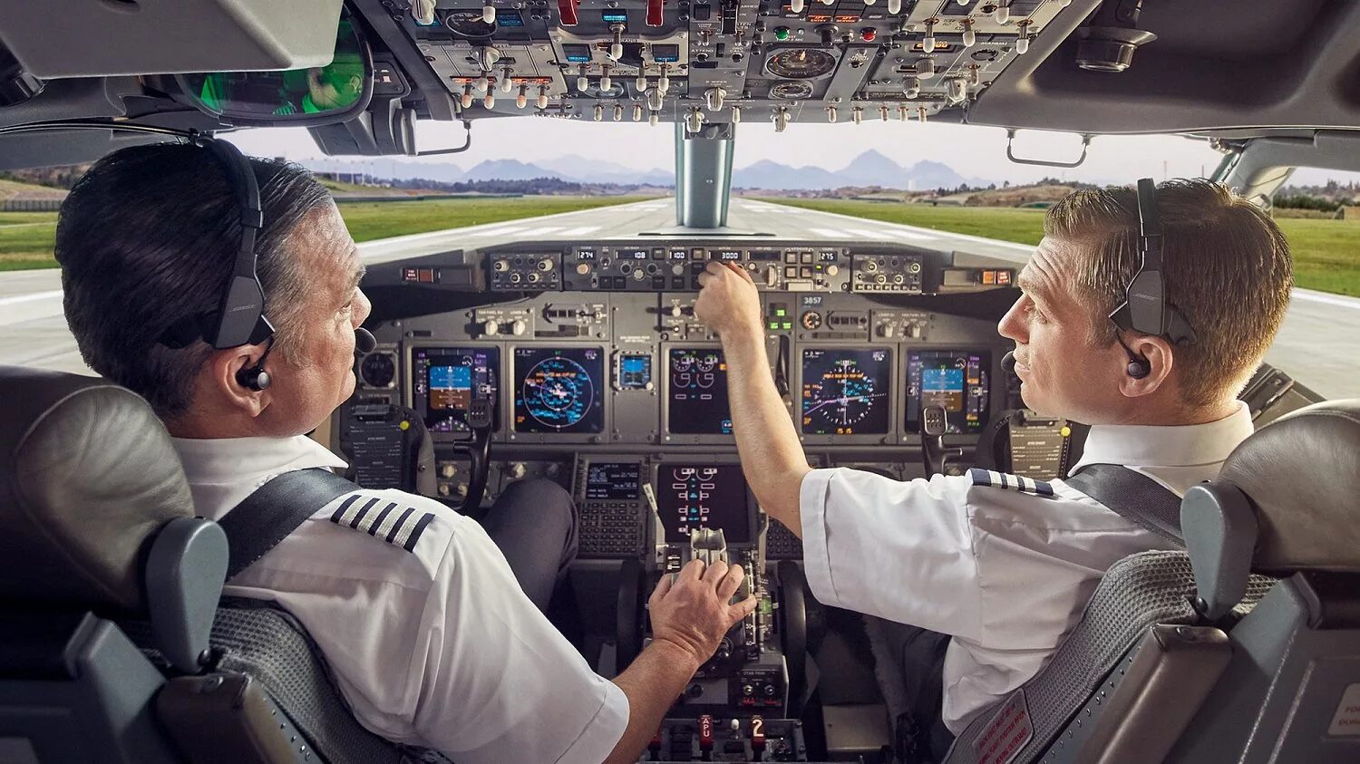 Учение пилотов. Полнопилотажный тренажер superjet 100. Кабина боинг 777 аэрофлот. Самолеты ошибка пилота. Пилот самолета.