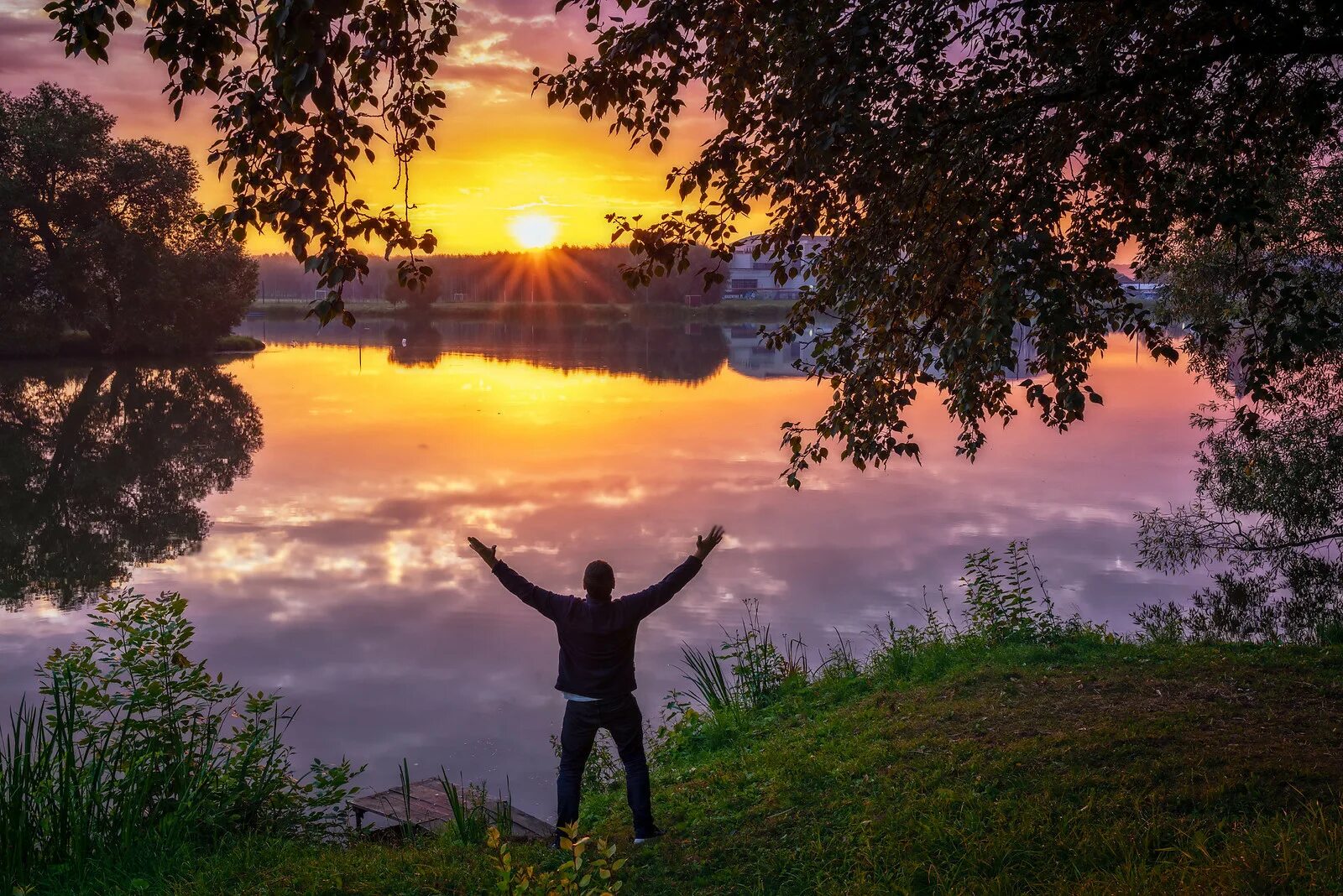 Песня встает рассвет. Красивый рассвет. Человек на Восходе солнца. Рассвет солнца. Утренний рассвет.