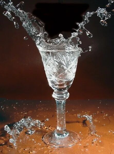 Роза в бокале. Хрустальную до краешка налить. Может по рюмочке. Бокалы хрусталь. Водочка с икрой.