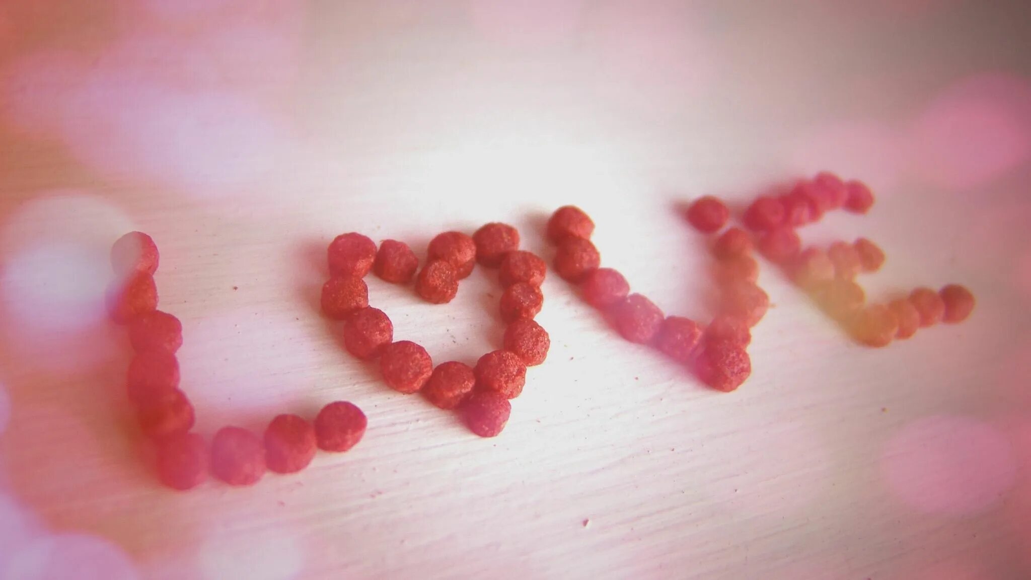 Heart candy. Сладкая слова любовь. Как можно обыграть слово любовь. Слова любви. Слово love на розовом фоне картинки.