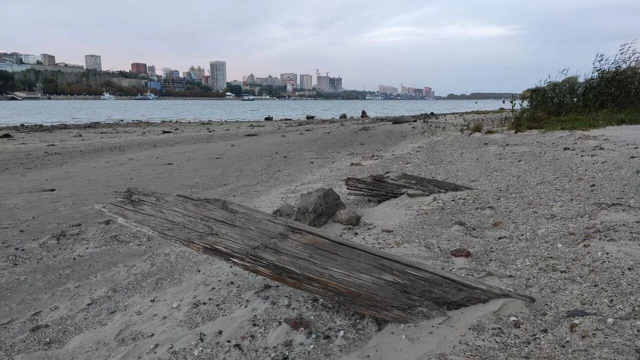 Почему нет воды в ростове на дону. Обмеление Дона в Ростове на Дону. Таганрогский залив обмелел. Обмеление Азовского моря. Таганрогский залив обмелел 2022 год.