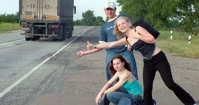 Аф текст автостопом. Николь похитили автостопом. путчик. школьник ловит машину. романтики с большой дороги фото.