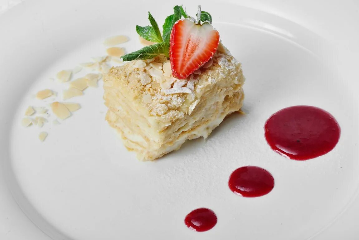 Десерт слоеный кубик. Наполеон десерт фото. Меню наполеона. Меню наполеона. Хрустящий наполеон.