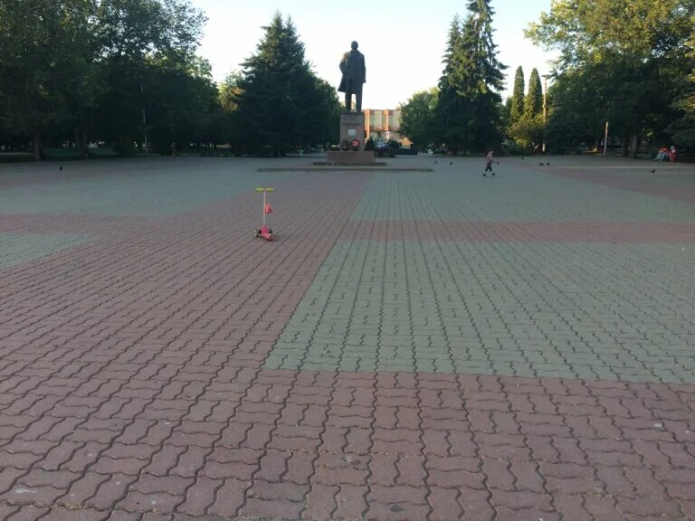 Площадь валуйки. Валуйки Центральный парк. Валуйки центр площадь. Валуйки красная площадь. Валуйки парк у Ленина.