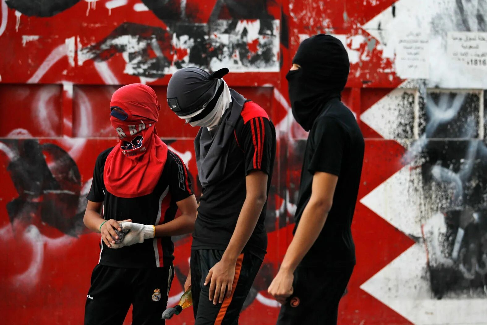 Бандитизм терроризм. Радикальные молодежные движения. Молодежь и терроризм. Молодежный экстремизм. Экстремизм фото.