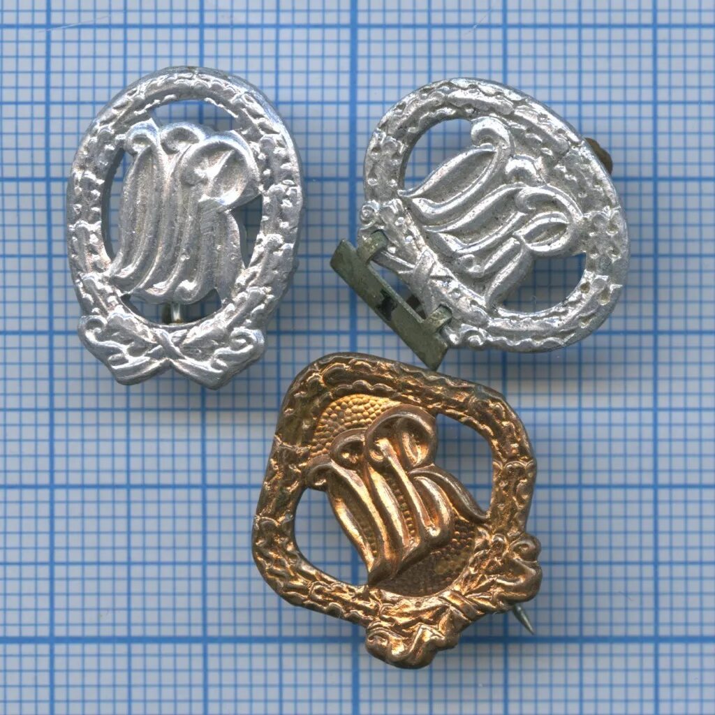 Лот знаков. Лот 3114 знаков ddr. значок ddr. значок national ddr. ddr знак на автомобиль.