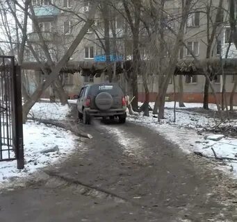 Юра решил срезать путь через дворы
