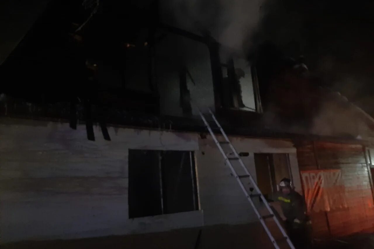 Ибреси пожар. Остаться без крышей над головой. День крыши над головой. Жительница многоквартирного дома смирнова около. Стих про женщину которая осталась без крыши над головой.