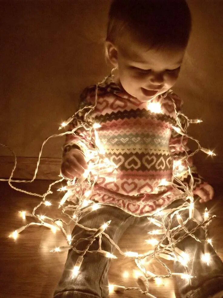 Детская фотосессия с гирляндой. Девочка маленькая гирлянда. Гирлянда трафарет. Гирлянда малыш. Ребенок с гирляндой.